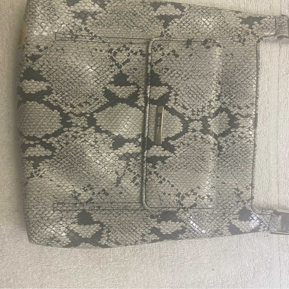 🇺🇸🇺🇸 SALE 🇺🇸🇺🇸 Nine West Gray and Black Snakeskin Crossbody Bag